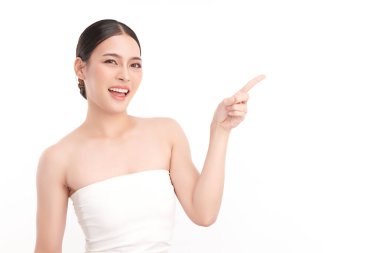 Beyaz arka planda temiz tenli güzel Asyalı kadın, yüz bakımı, yüz bakımı, kozmetoloji, güzellik ve kaplıca, Asyalı kadın portresi.