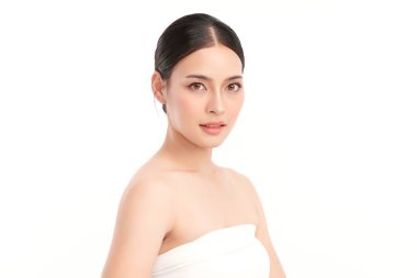 Beyaz arka planda temiz tenli güzel Asyalı kadın, yüz bakımı, yüz bakımı, kozmetoloji, güzellik ve kaplıca, Asyalı kadın portresi.