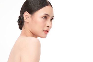 Beyaz arka planda temiz tenli güzel Asyalı kadın, yüz bakımı, yüz bakımı, kozmetoloji, güzellik ve kaplıca, Asyalı kadın portresi.