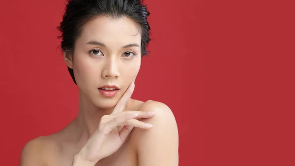 Mulher Asiática Nova Bonita Com Pele Fresca Limpa Fundo Vermelho — Fotografia de Stock