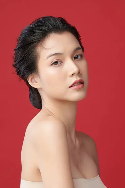 Vacker Ung Asiatisk Kvinna Med Ren Fräsch Hud Röd Bakgrund — Stockfoto