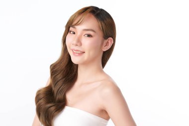 Beyaz arka planda temiz tenli güzel Asyalı kadın, yüz bakımı, yüz bakımı, kozmetoloji, güzellik ve kaplıca, Asyalı kadın portresi.