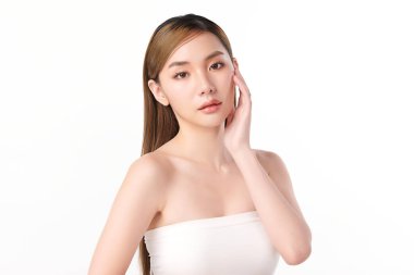Beyaz arka planda temiz tenli güzel Asyalı kadın, yüz bakımı, yüz bakımı, kozmetoloji, güzellik ve kaplıca, Asyalı kadın portresi.