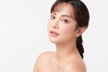 Beyaz arka planda temiz tenli güzel Asyalı kadın, yüz bakımı, yüz bakımı, kozmetoloji, güzellik ve kaplıca, Asyalı kadın portresi.