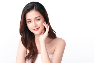 Beyaz arka planda temiz tenli güzel Asyalı kadın, yüz bakımı, yüz bakımı, kozmetoloji, güzellik ve kaplıca, Asyalı kadın portresi.