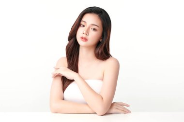 Beyaz arka planda temiz tenli güzel Asyalı kadın, yüz bakımı, yüz bakımı, kozmetoloji, güzellik ve kaplıca, Asyalı kadın portresi.