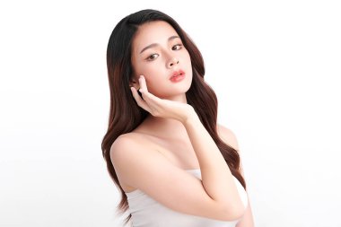 Beyaz arka planda temiz tenli güzel Asyalı kadın, yüz bakımı, yüz bakımı, kozmetoloji, güzellik ve kaplıca, Asyalı kadın portresi.