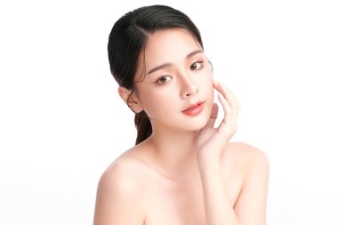 Beyaz arka planda temiz tenli güzel Asyalı kadın, yüz bakımı, yüz bakımı, kozmetoloji, güzellik ve kaplıca, Asyalı kadın portresi.