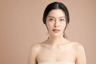 Taze bej arkaplan, yüz bakımı, yüz bakımı, kozmetoloji, güzellik ve kaplıca, Asyalı kadın portresi.