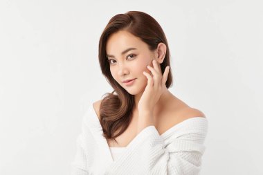 Beyaz arka planda temiz tenli güzel Asyalı kadın, yüz bakımı, yüz bakımı, kozmetoloji, güzellik ve kaplıca, Asyalı kadın portresi.