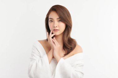 Beyaz arka planda temiz tenli güzel Asyalı kadın, yüz bakımı, yüz bakımı, kozmetoloji, güzellik ve kaplıca, Asyalı kadın portresi.