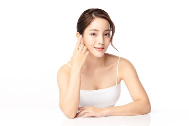 Beyaz arka planda temiz tenli güzel Asyalı kadın, yüz bakımı, yüz bakımı, kozmetoloji, güzellik ve kaplıca, Asyalı kadın portresi.