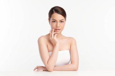 Beyaz arka planda temiz tenli güzel Asyalı kadın, yüz bakımı, yüz bakımı, kozmetoloji, güzellik ve kaplıca, Asyalı kadın portresi.