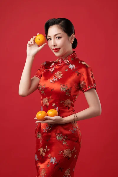 Asijské Žena Sobě Tradiční Cheongsam Qipao Šaty Drží Čerstvé Pomeranče — Stock fotografie