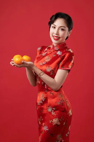 Aziatische Vrouw Dragen Traditionele Cheongsam Qipao Jurk Met Verse Sinaasappels — Stockfoto