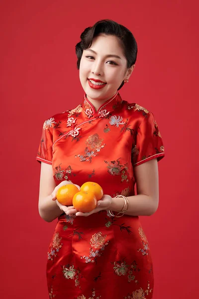 Asijské Žena Sobě Tradiční Cheongsam Qipao Šaty Drží Čerstvé Pomeranče — Stock fotografie