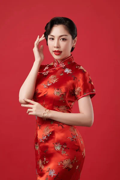 赤い背景に伝統的なドレスでアジアの中国人女性 中国の旧正月の祭り — ストック写真