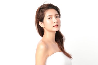 Beyaz arka planda temiz tenli güzel Asyalı kadın, yüz bakımı, yüz bakımı, kozmetoloji, güzellik ve kaplıca, Asyalı kadın portresi.