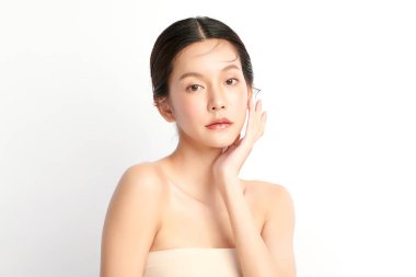 Beyaz arka planda temiz tenli güzel Asyalı kadın, yüz bakımı, yüz bakımı, kozmetoloji, güzellik ve kaplıca, Asyalı kadın portresi.
