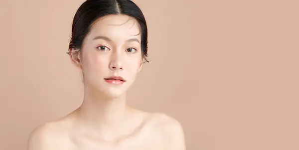 美丽的年轻亚洲女人 有着米色背景 面部护理 面部治疗 美容美发 亚洲女性肖像等洁白新鲜的肌肤 — 图库照片