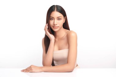 Beyaz arka planda temiz tenli güzel Asyalı kadın, yüz bakımı, yüz bakımı, kozmetoloji, güzellik ve kaplıca, Asyalı kadın portresi.