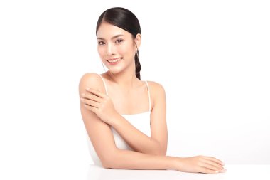 Beyaz arka planda temiz tenli güzel Asyalı kadın, yüz bakımı, yüz bakımı, kozmetoloji, güzellik ve kaplıca, Asyalı kadın portresi.