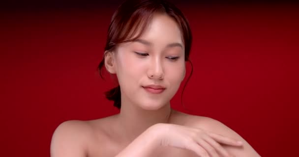 美丽的年轻亚洲女人 有着鲜红的背景 脸蛋护理 面部护理 美容美发 美容美发 亚洲女性肖像 — 图库视频影像