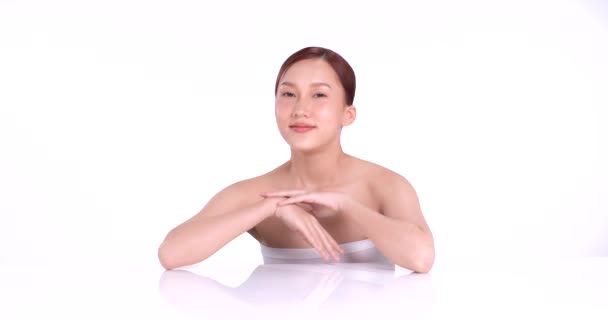 Mulher Asiática Nova Bonita Com Pele Fresca Limpa Fundo Branco — Vídeo de Stock