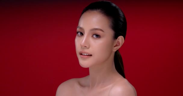 Vakker Ung Asiatisk Kvinne Med Ren Frisk Hud Rød Bakgrunn – stockvideo