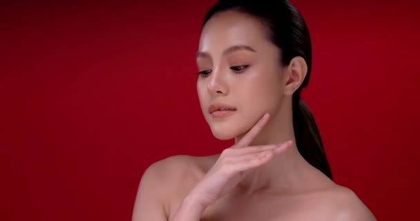 Bella Giovane Donna Asiatica Con Pelle Fresca Pulita Sfondo Rosso — Video Stock