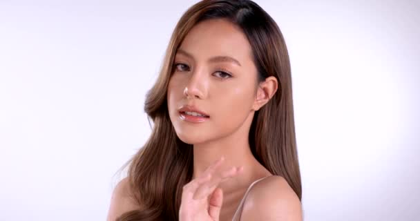 Hermosa Mujer Asiática Joven Con Piel Limpia Fresca Sobre Fondo — Vídeo de stock