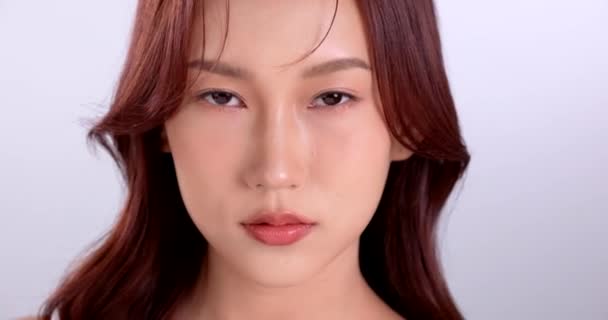 Hermosa Mujer Asiática Joven Con Piel Limpia Fresca Sobre Fondo — Vídeo de stock