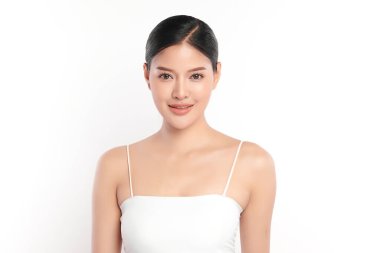 Beyaz arka planda temiz tenli güzel Asyalı kadın, yüz bakımı, yüz bakımı, kozmetoloji, güzellik ve kaplıca, Asyalı kadın portresi.