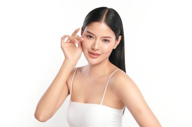 Beyaz arka planda temiz tenli güzel Asyalı kadın, yüz bakımı, yüz bakımı, kozmetoloji, güzellik ve kaplıca, Asyalı kadın portresi.