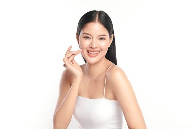 Beyaz arka planda temiz tenli güzel Asyalı kadın, yüz bakımı, yüz bakımı, kozmetoloji, güzellik ve kaplıca, Asyalı kadın portresi.
