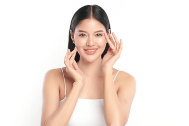 Beyaz arka planda temiz tenli güzel Asyalı kadın, yüz bakımı, yüz bakımı, kozmetoloji, güzellik ve kaplıca, Asyalı kadın portresi.