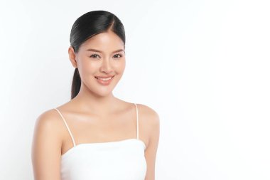 Beyaz arka planda temiz tenli güzel Asyalı kadın, yüz bakımı, yüz bakımı, kozmetoloji, güzellik ve kaplıca, Asyalı kadın portresi.