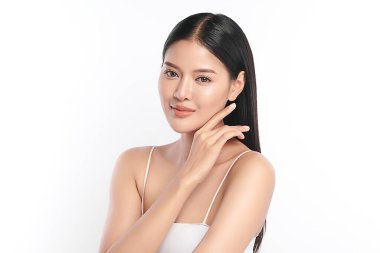 Beyaz arka planda temiz tenli güzel Asyalı kadın, yüz bakımı, yüz bakımı, kozmetoloji, güzellik ve kaplıca, Asyalı kadın portresi.