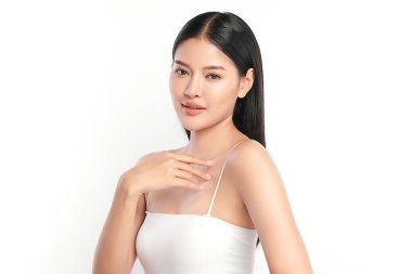 Beyaz arka planda temiz tenli güzel Asyalı kadın, yüz bakımı, yüz bakımı, kozmetoloji, güzellik ve kaplıca, Asyalı kadın portresi.