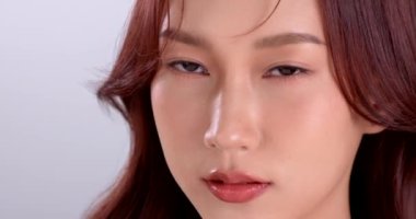 Beyaz arka planda temiz tenli güzel Asyalı kadın, yüz bakımı, yüz bakımı, kozmetoloji, güzellik ve kaplıca, Asyalı kadın portresi.