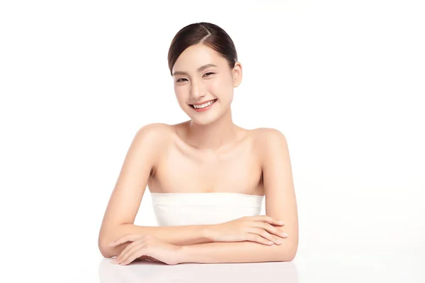 Bella Giovane Donna Asiatica Con Pelle Fresca Pulita Sfondo Bianco — Foto Stock