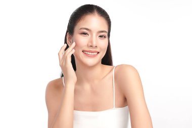 Beyaz arka planda temiz tenli güzel Asyalı kadın, yüz bakımı, yüz bakımı, kozmetoloji, güzellik ve kaplıca, Asyalı kadın portresi.