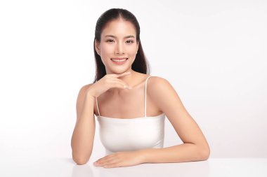 Beyaz arka planda temiz tenli güzel Asyalı kadın, yüz bakımı, yüz bakımı, kozmetoloji, güzellik ve kaplıca, Asyalı kadın portresi.