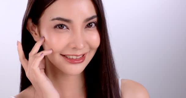 Mooie Jonge Aziatische Vrouw Met Schone Frisse Huid Witte Achtergrond — Stockvideo