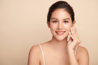 Taze bej arkaplan, yüz bakımı, yüz bakımı, kozmetoloji, güzellik ve kaplıca, Asyalı kadın portresi.