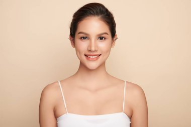 Taze bej arkaplan, yüz bakımı, yüz bakımı, kozmetoloji, güzellik ve kaplıca, Asyalı kadın portresi.