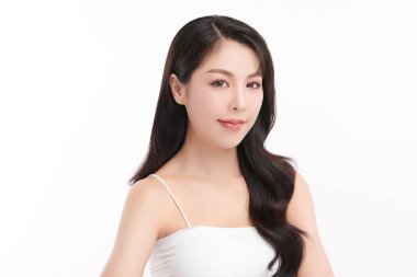 Beyaz arka planda temiz tenli güzel Asyalı kadın, yüz bakımı, yüz bakımı, kozmetoloji, güzellik ve kaplıca, Asyalı kadın portresi.