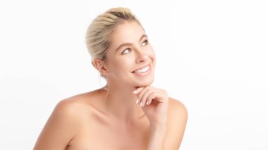 Beyaz arka planda sağlıklı beyaz dişleri olan genç bir kadının güzel gülümsemesi, diş bakımı. Diş hekimi kavramı.