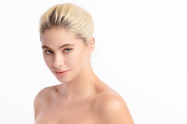 Beyaz arka planda temiz tenli güzel bir kadın, yüz bakımı, yüz bakımı, kozmetoloji, güzellik ve kaplıca, kadın portresi..