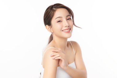 Beyaz arka planda temiz tenli güzel Asyalı kadın, yüz bakımı, yüz bakımı, kozmetoloji, güzellik ve kaplıca, Asyalı kadın portresi.